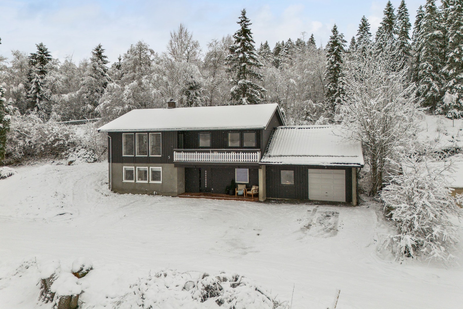 Velkommen til Semsvegen 5, presentert av EiendomsMegler 1 v/ Sigve Haugdahl Galleribilde