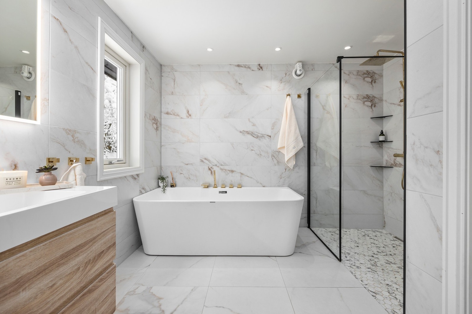 Utstyrt med egen dusjsone, badekar, servantskap og toalett Galleribilde