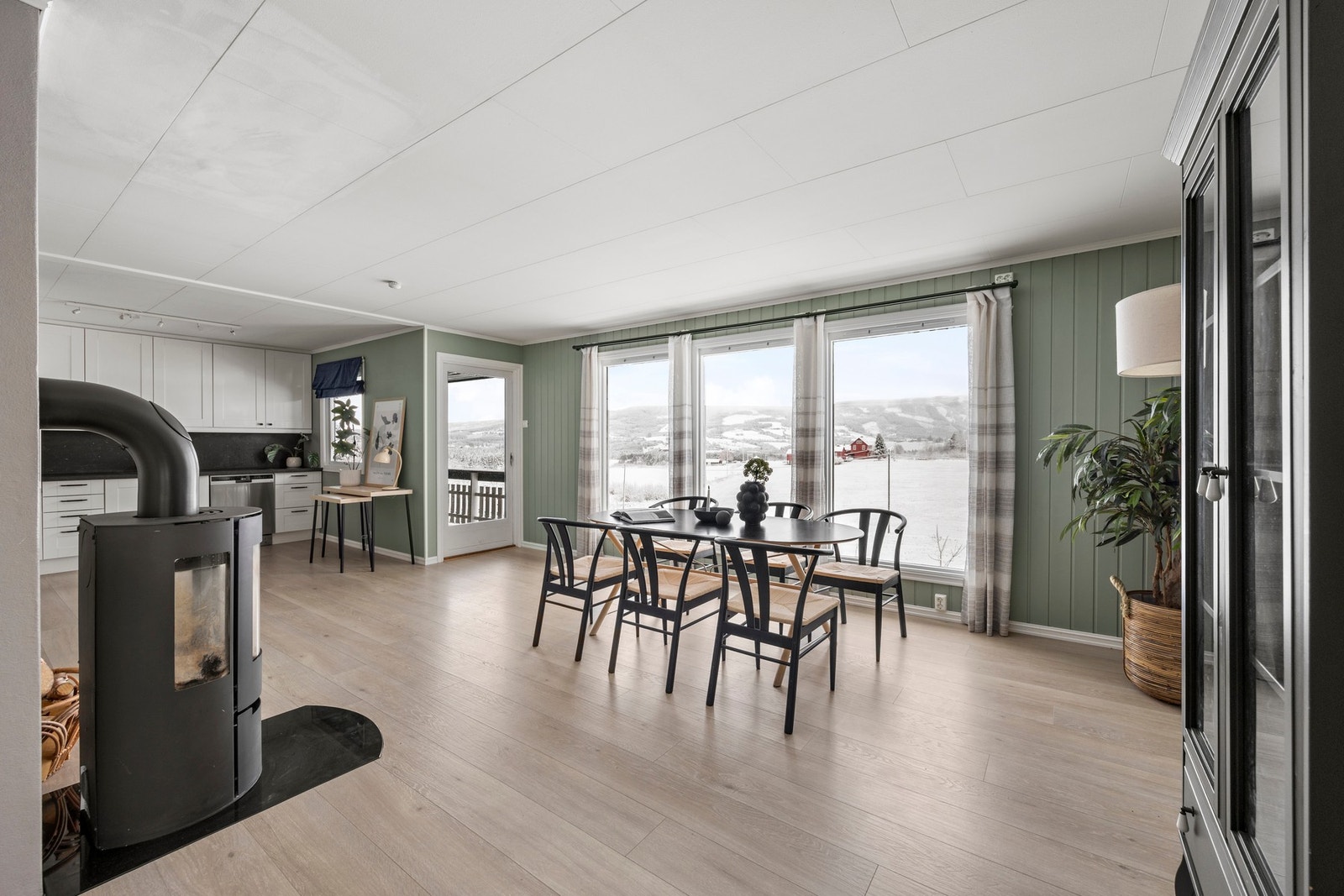 Generøse vindusflater som sørger for gode dagslysforhold Galleribilde