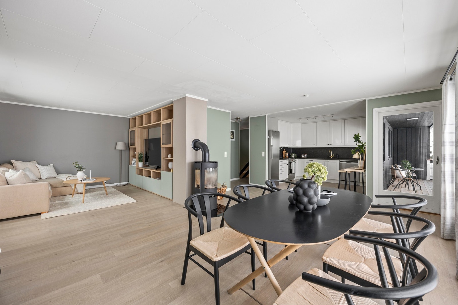 Stue og kjøkken ligger i en åpen løsning Galleribilde