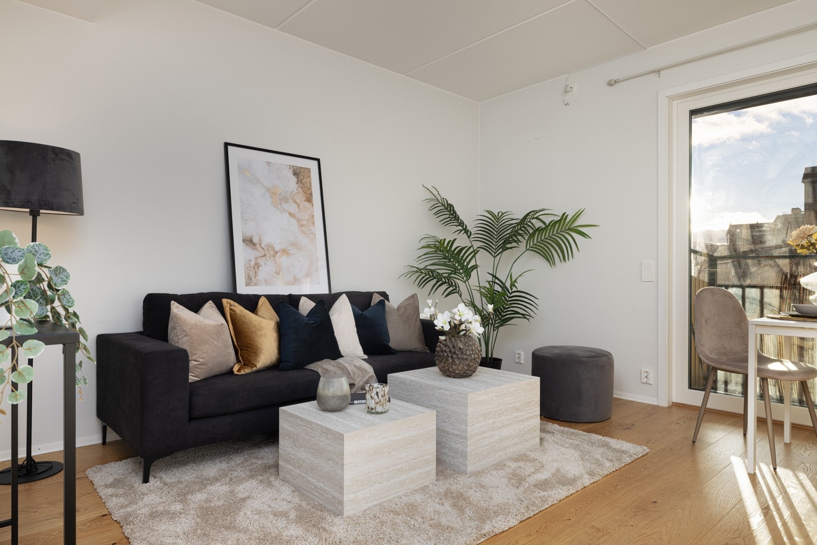 Stue/kjøkken. Utgang til balkong. Galleribilde