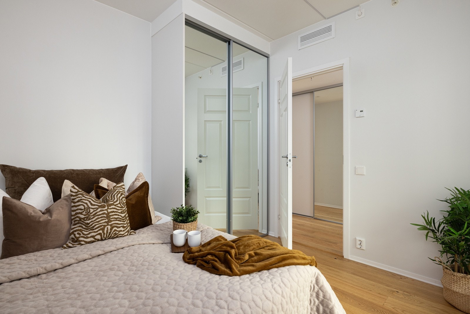 Soverom med skyvedørsgarderobe Galleribilde