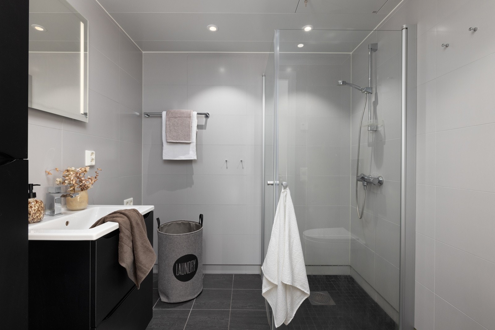 Bad med opplegg for vaskemaskin Galleribilde