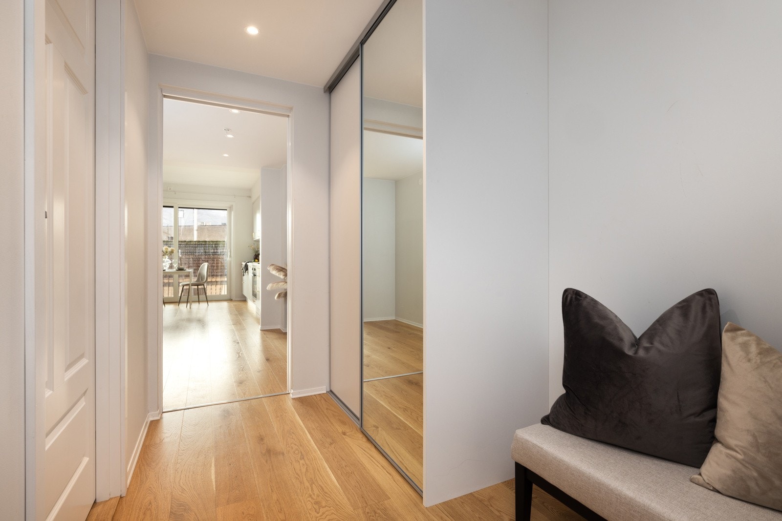 Entre med skyvedørsgarderobe Galleribilde