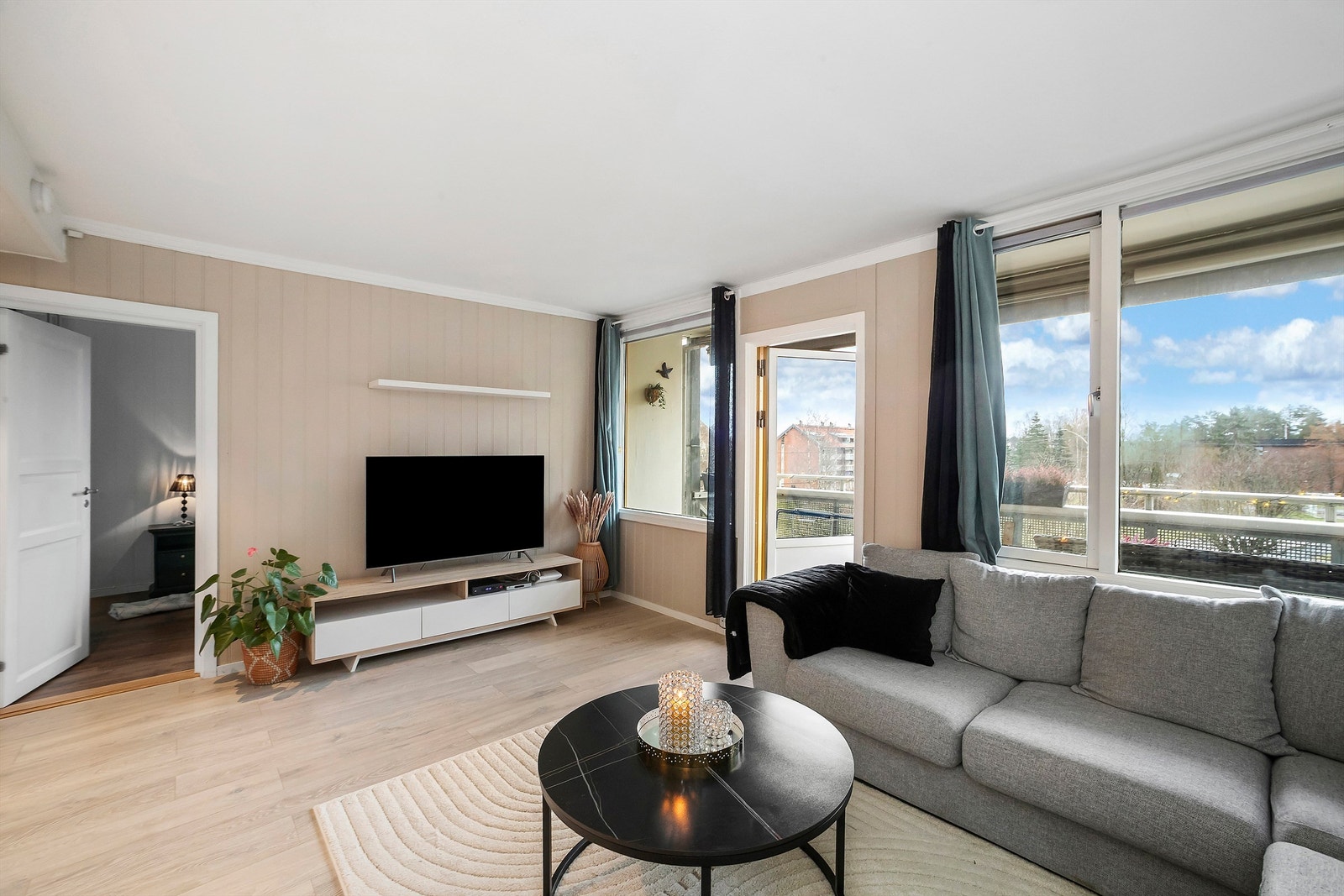 Store vinduer slipper inn rikelig med naturlig lys Galleribilde