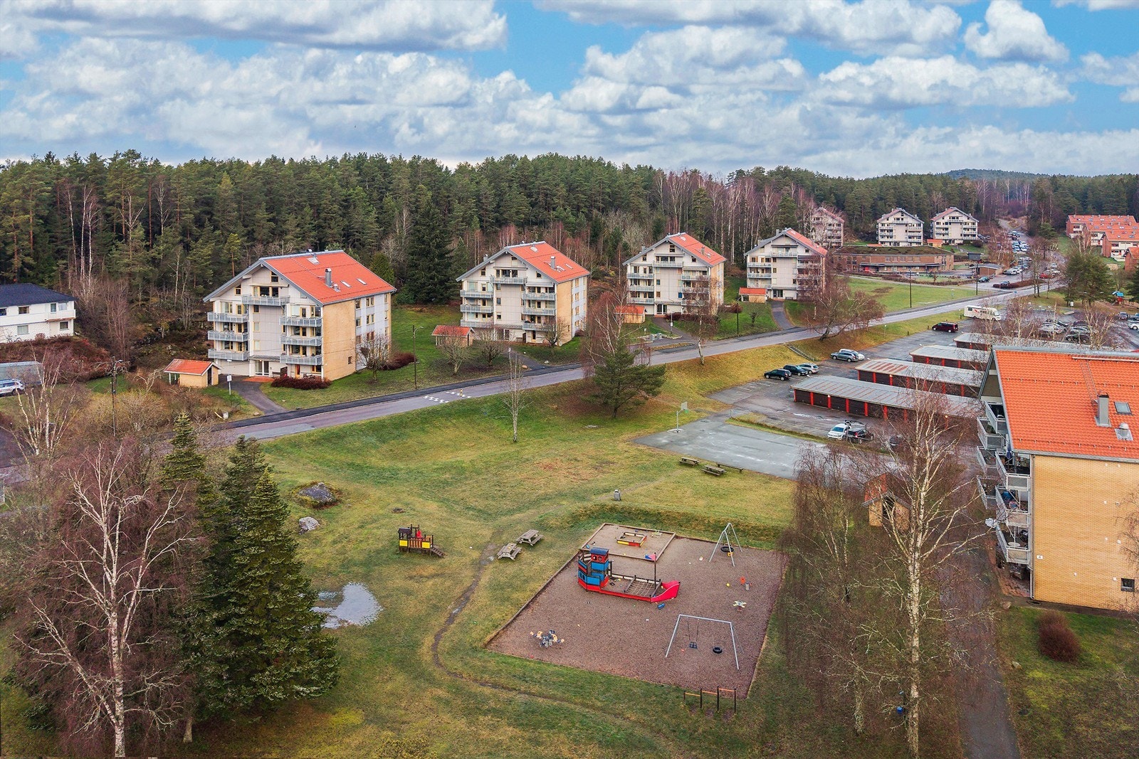 Det er flotte grøntområder på borettslagets tomt, hvor barn kan leke i trygge omgivelser Galleribilde