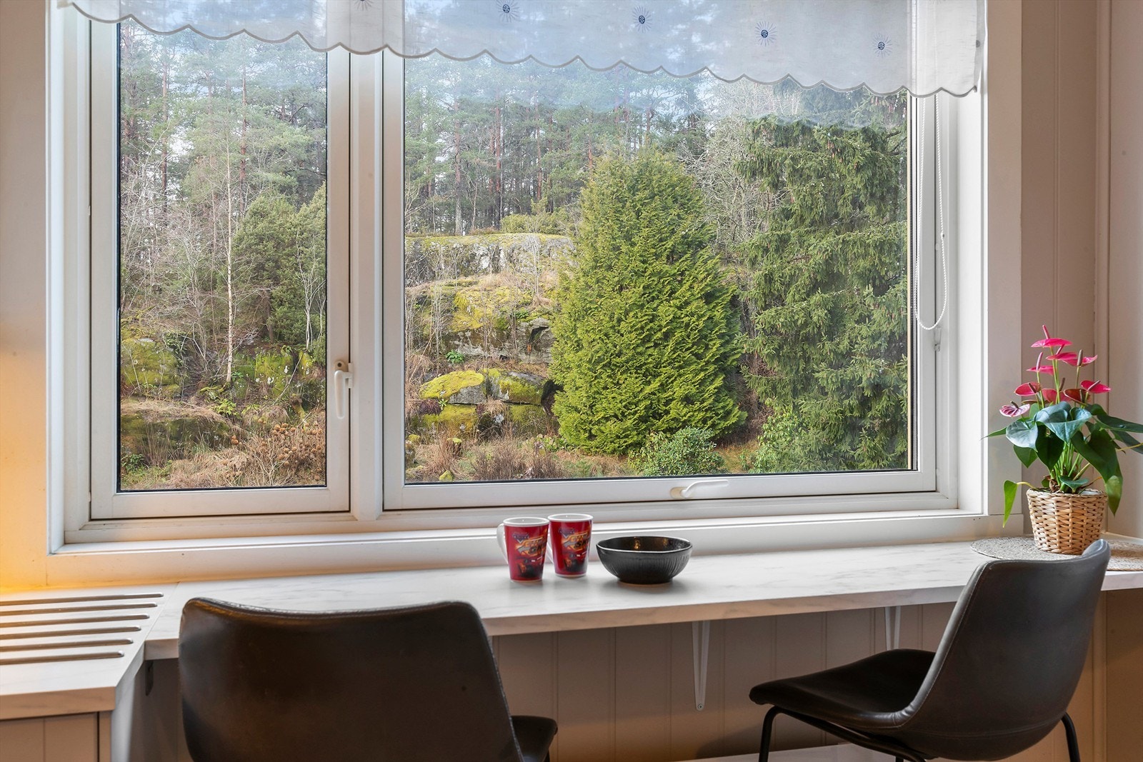 En hyggelig frokostbar med utsikt mot skogen, på kjøkkenet Galleribilde