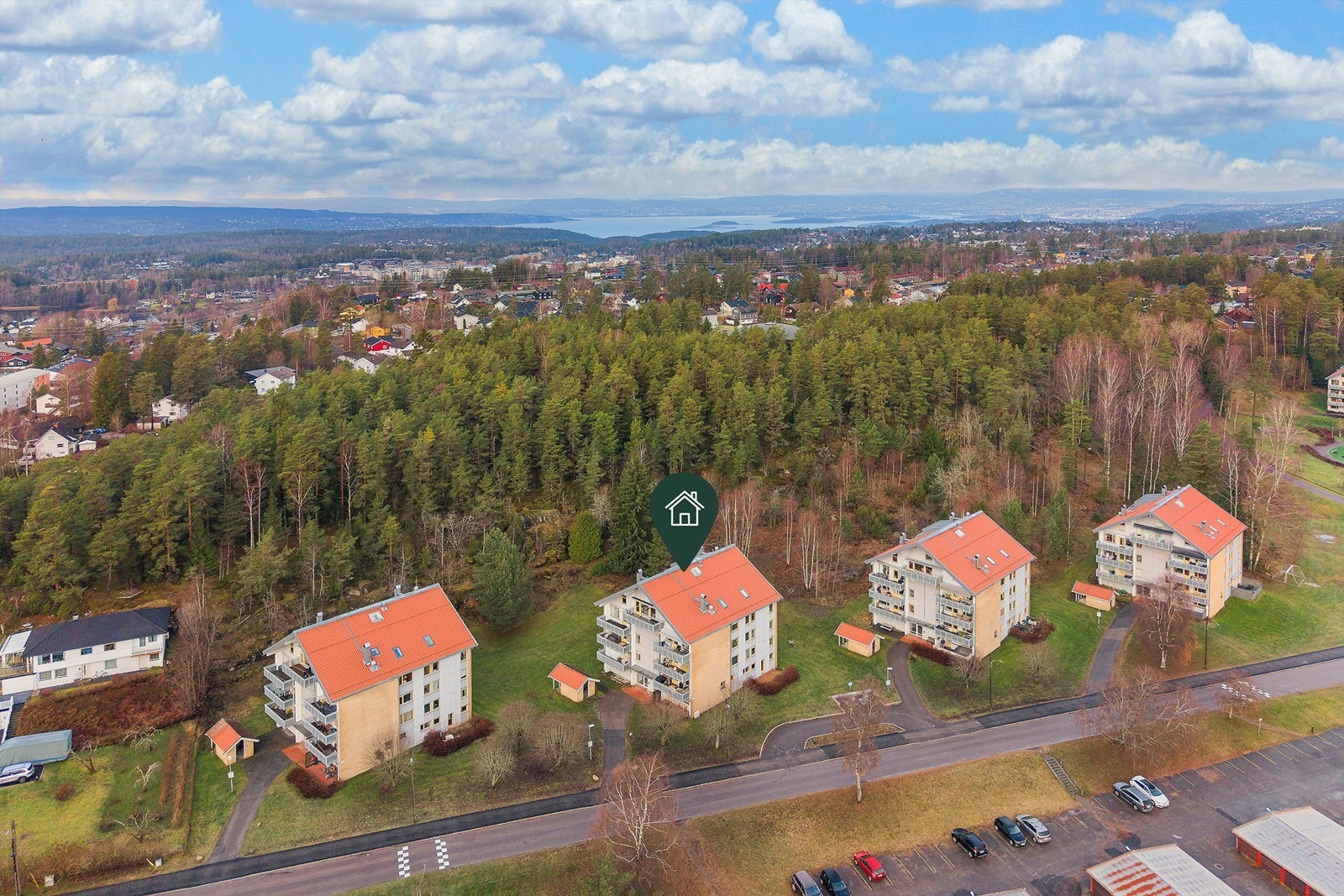 Området er barnevennlig og har flere pent opparbeidende fellesarealer med gressplen, samt lekeplasser Galleribilde