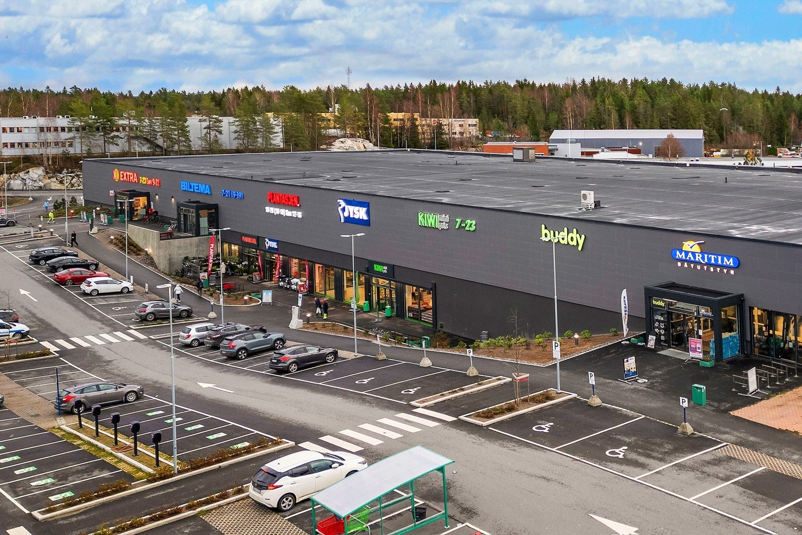 Gangavstand til Coop Extra og Kiwi i Sofiemyrveien. Her ligger også Biltema, Jysk, Plantasjen, dyreklinikk, Maxbo med mer Galleribilde