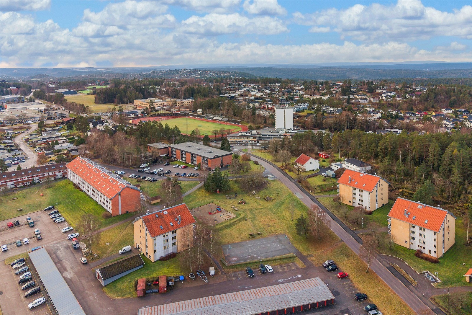 Svært kort gangavstand til Sofiemyr senter med blant annet Rema 1000, apotek og treningssenter Galleribilde