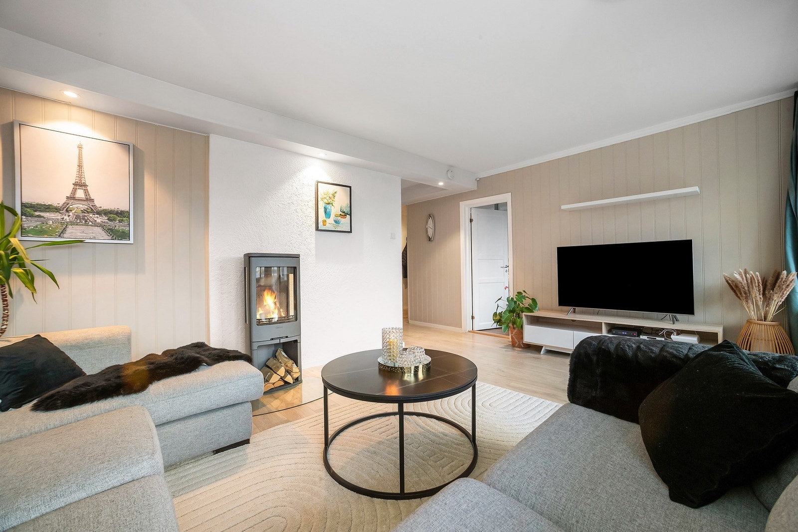 Stuen kan innredes med sofa, bord, TV og tilhørende møblement Galleribilde