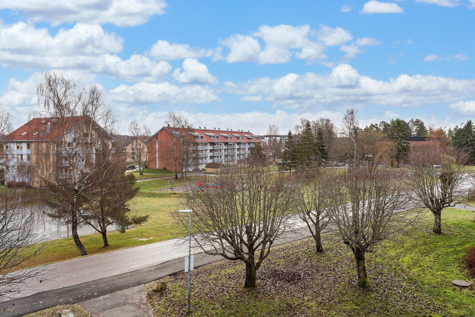 Det er få minutters gangavstand til bussholdeplass, med ekspressbussforbindelse til Oslo (morgen og ettermiddag) Galleribilde
