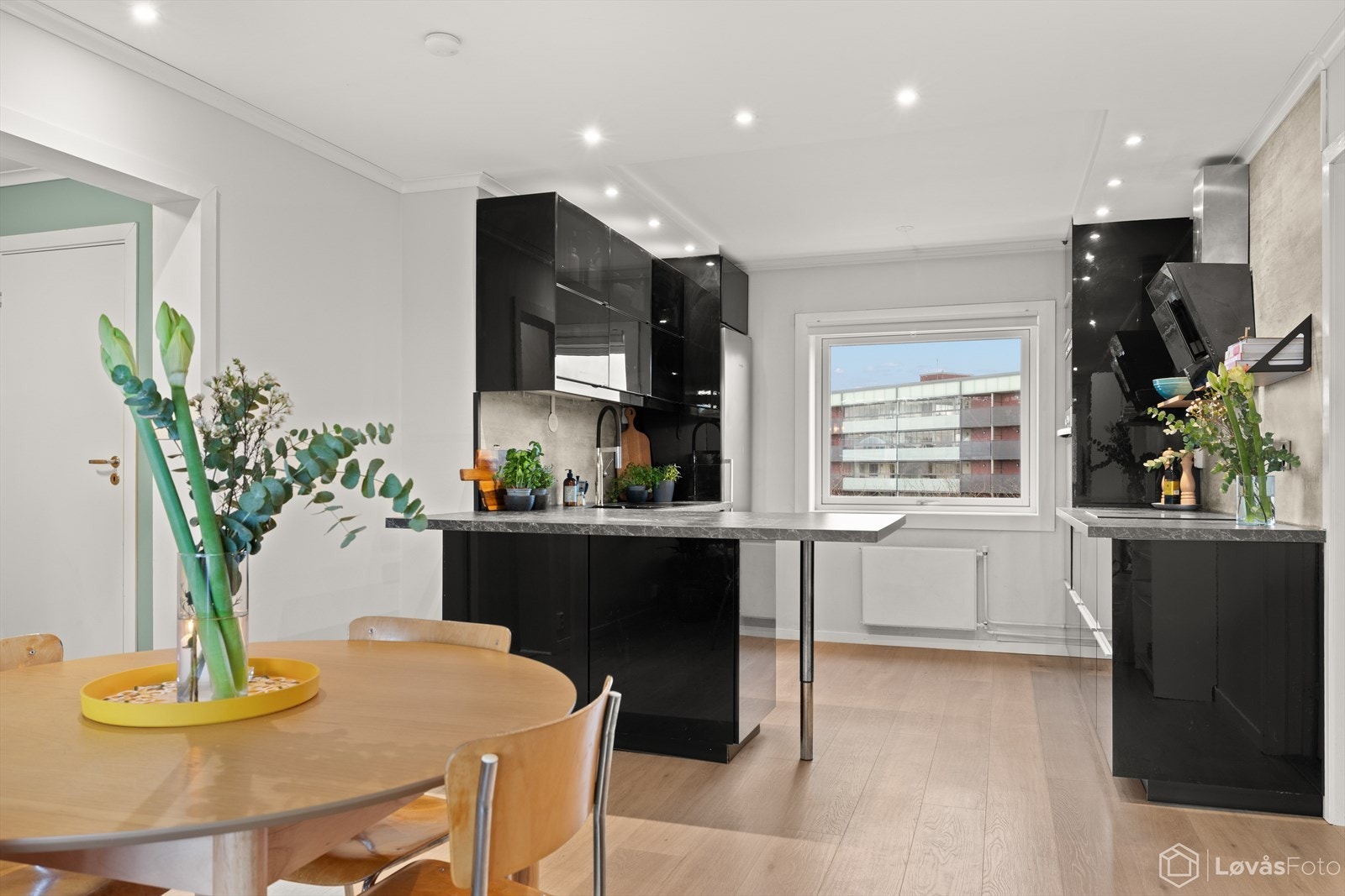 Ved kjøkkenet er det fin plass til en liten spisegruppe. Galleribilde