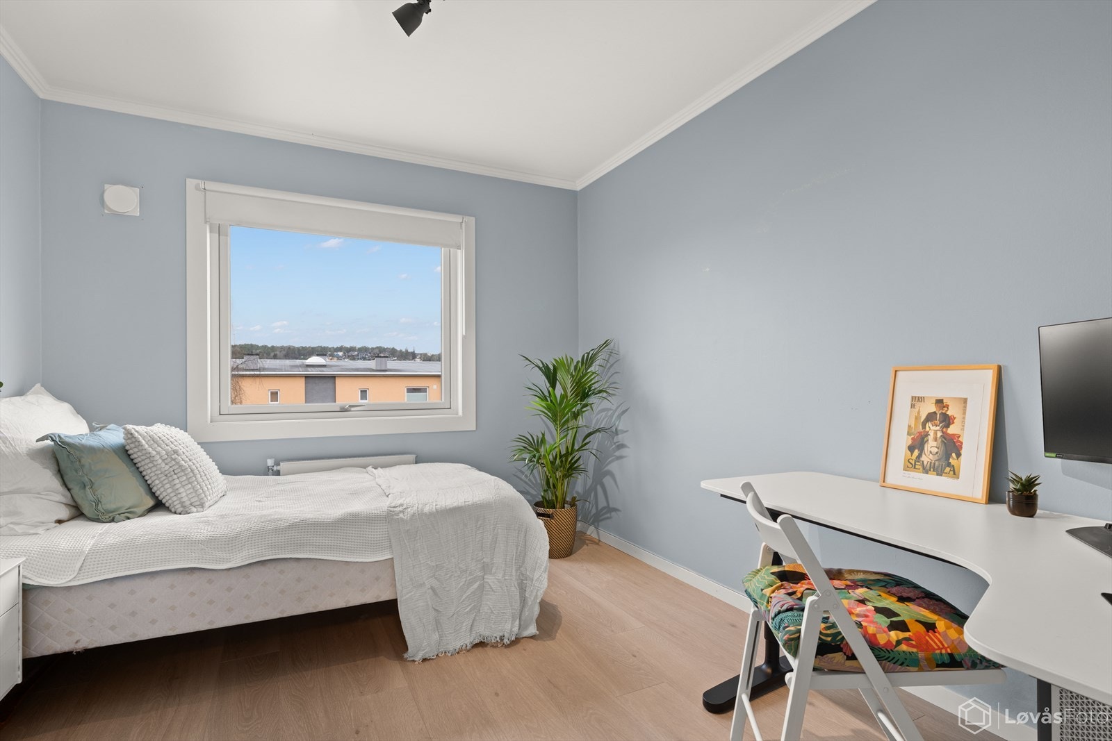 Soverom II | Romslig soverom med plass til dobbeltseng, nattbord og skrivepult. Galleribilde