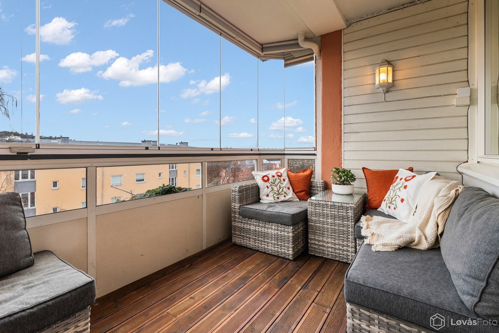 En svært lys, solrik og gjennomgående 3-roms i toppetasje med innglasset balkong. Galleribilde