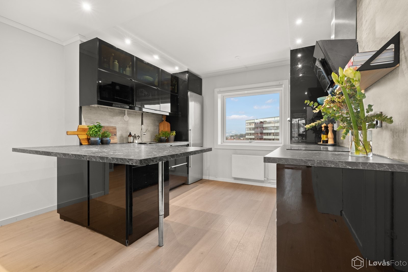 Tidløst kjøkken med mye skap- og benkeplass. Galleribilde