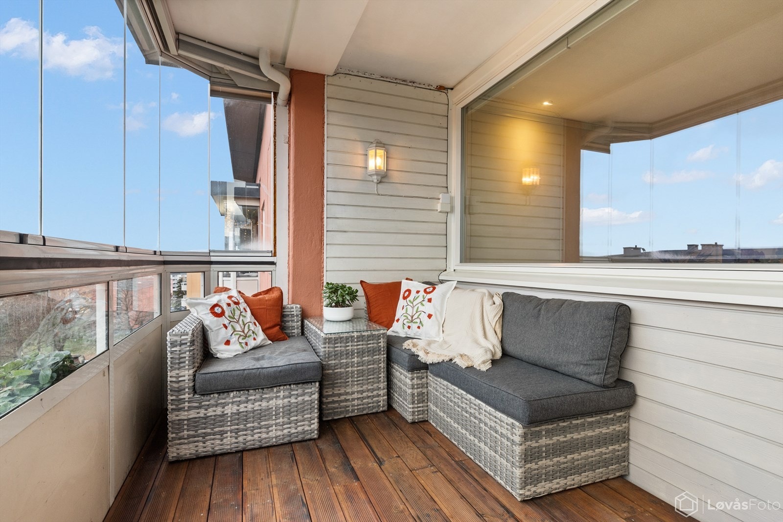 Fra stue er det adkomst til syd-vestvendt innglasset balkong. Her er det god plass til utemøbler og grill. Galleribilde