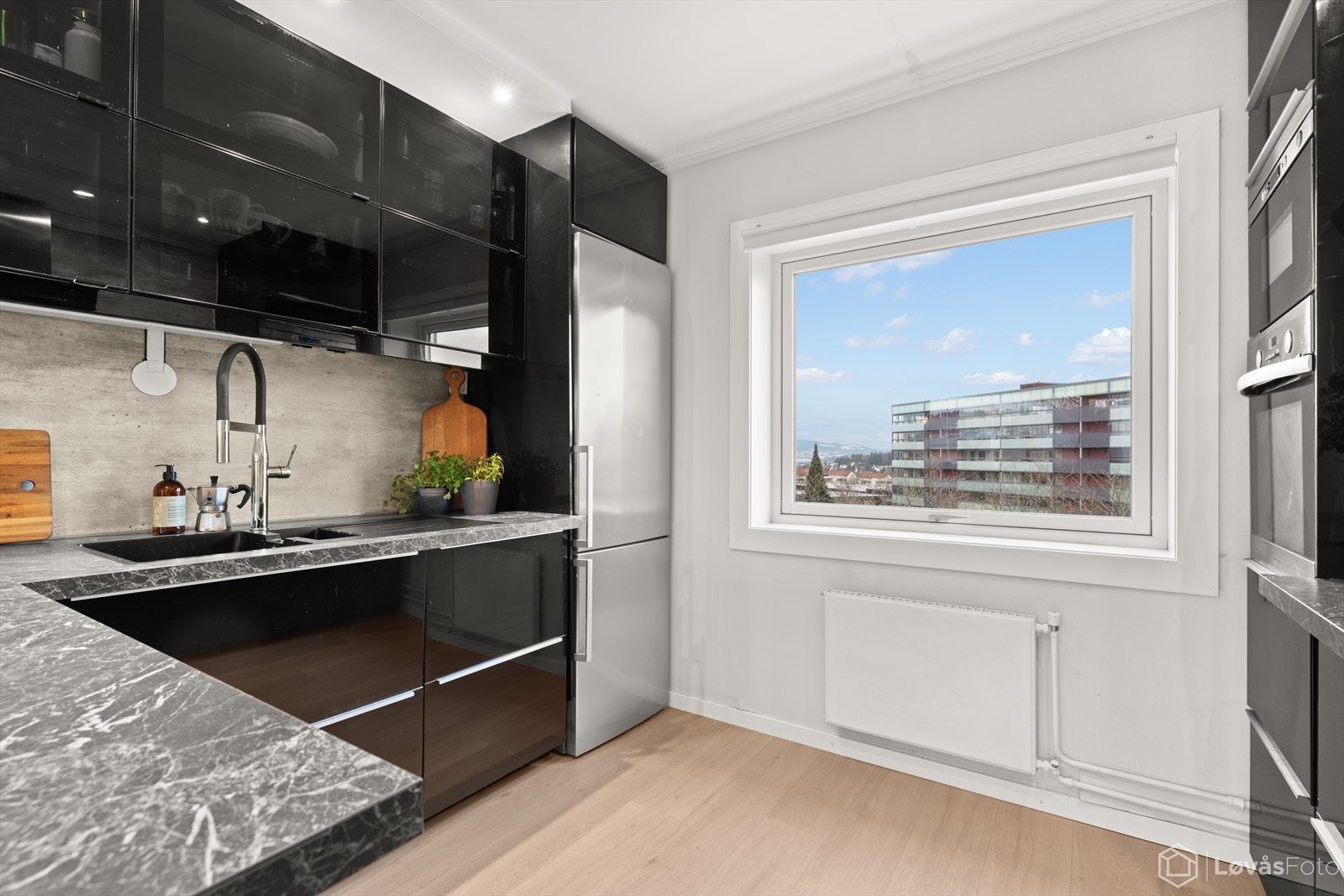 Kjøkkenet har integrerte hvitevarer som oppvaskmaskin, platetopp, mikrobølgeovn og stekeovn, samt frittstående kjøl/fryseskap. Galleribilde