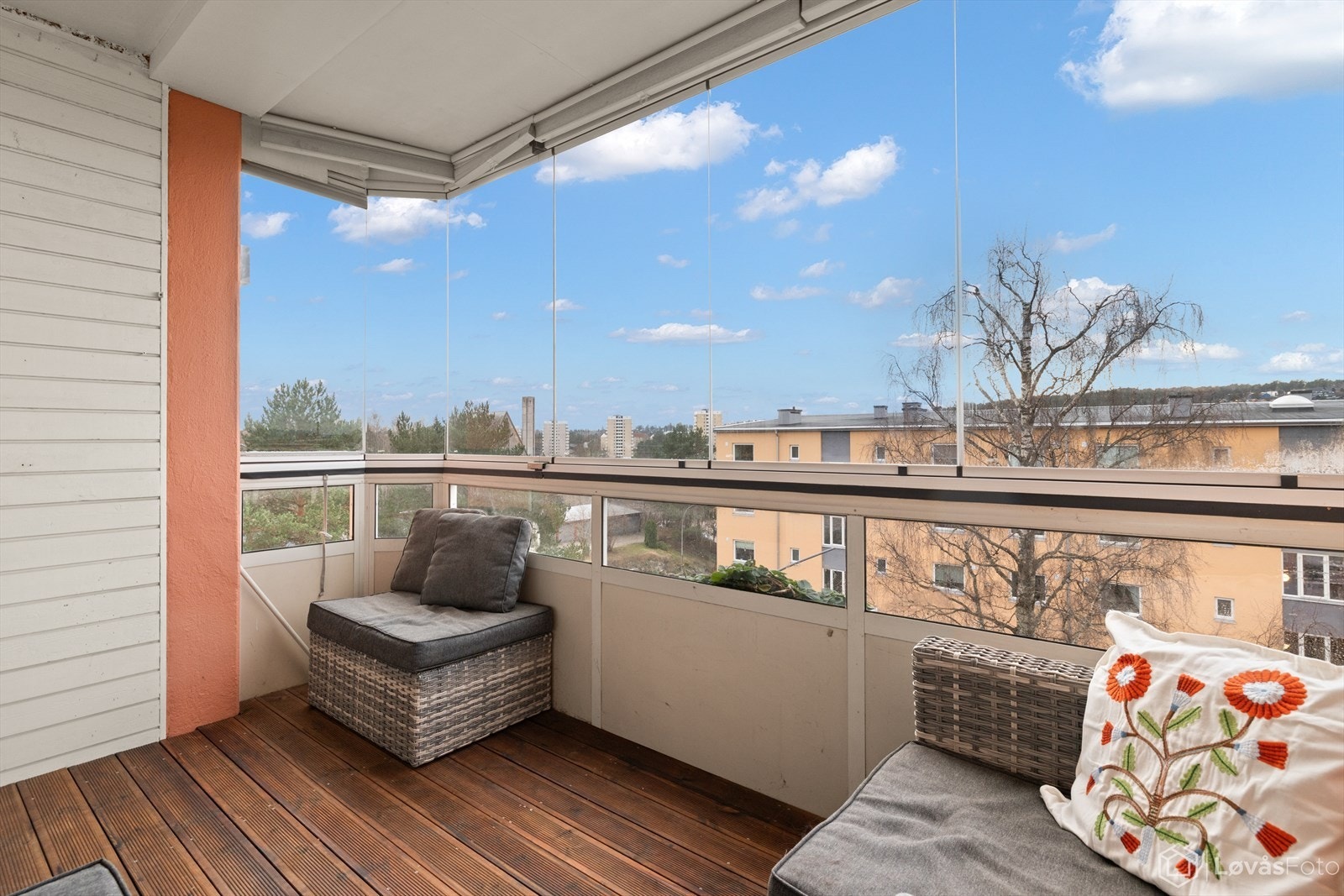 Innglasset balkong gir en lun og hyggelig atmosfære, og er en fin forlengelse av stuen. Her kan sene sommerkvelder nytes. Galleribilde