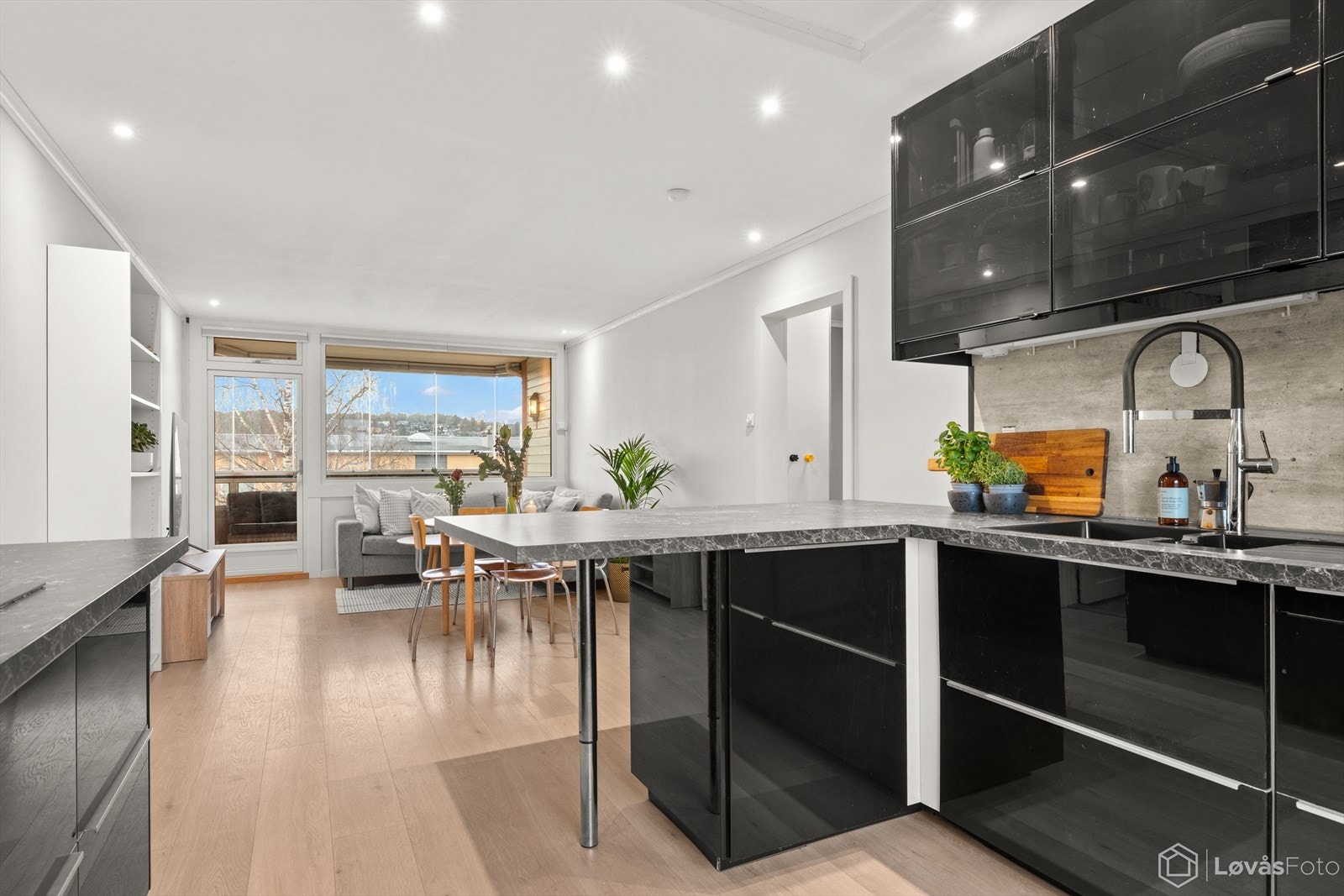 På kjøkkenet er det mye oppbevaringsplass i skuffer og skap. Galleribilde