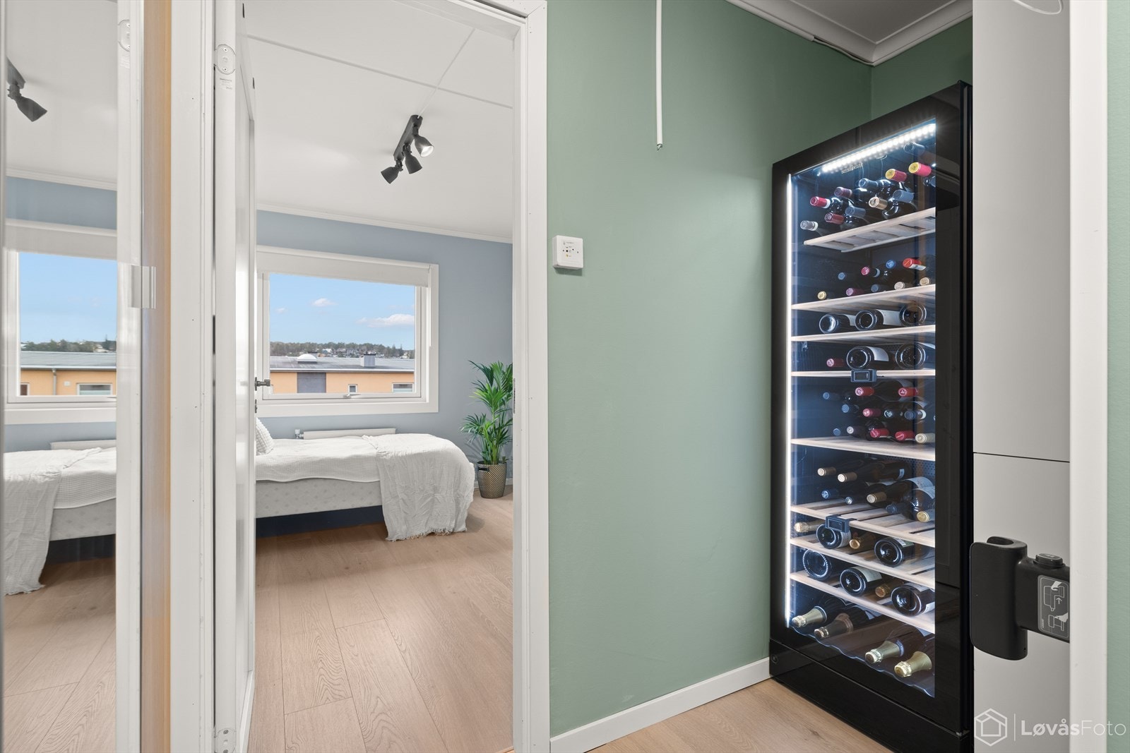 Entrè med direkte adkomst til soverom II og bad. Galleribilde