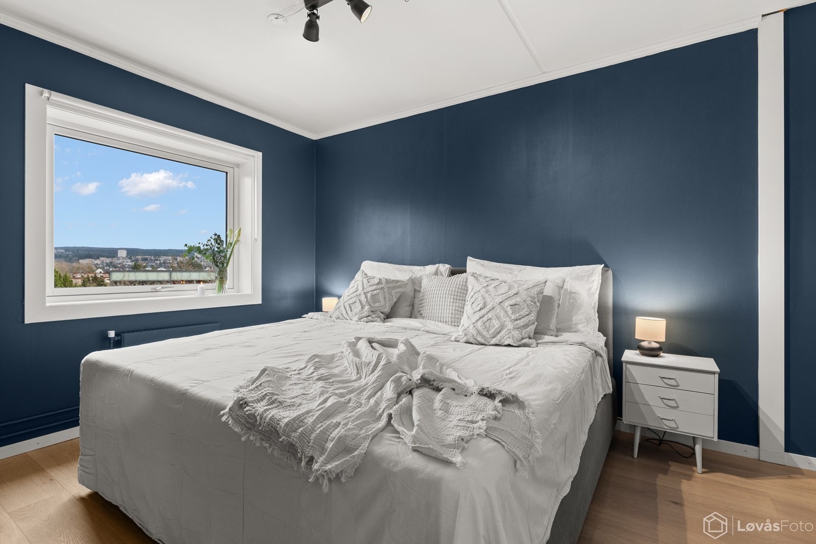 Hovedsoverommet | Rommet er av god størrelse med plass til stor dobbeltseng med tilhørende nattbord. Galleribilde