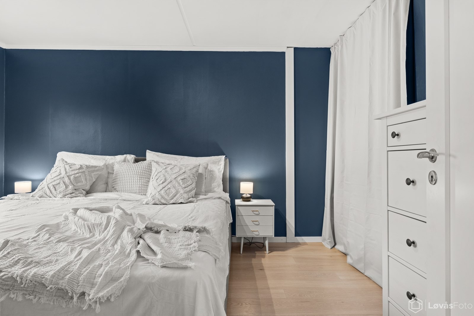 Rommet er malt i en delikat blåfarge. Galleribilde