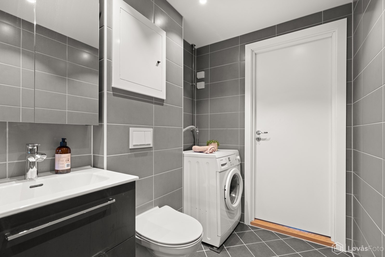 Badet har også vegghengt toalett og opplegg for vaskemaskin. Galleribilde