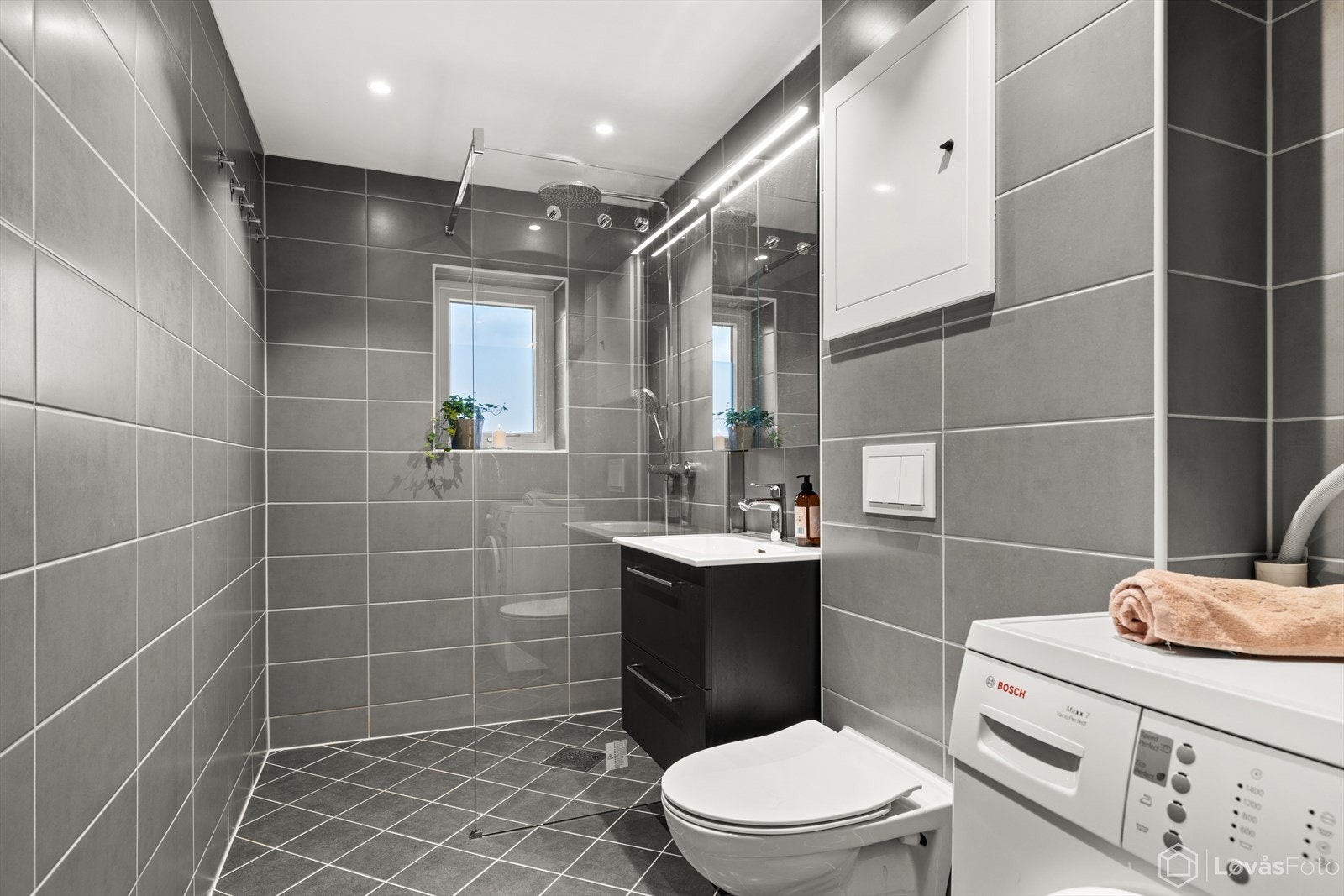 Lekkert flislagt bad fra 2021 i regi av borettslaget. Galleribilde