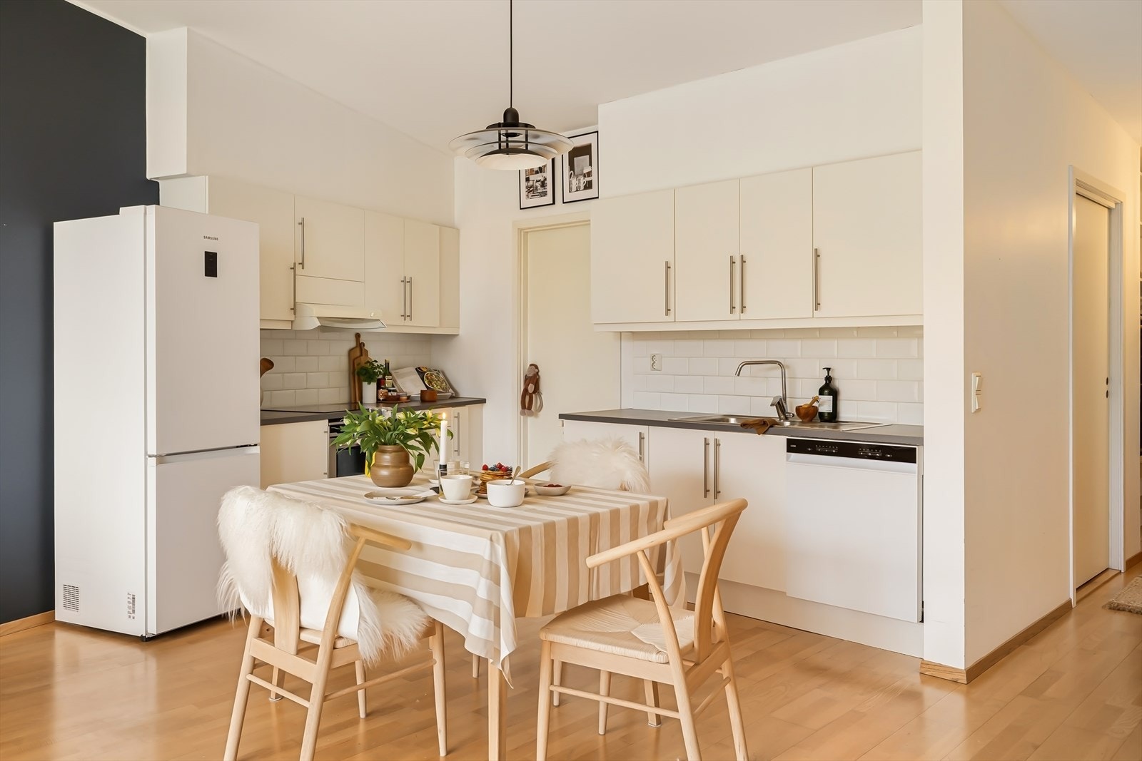 Kjøleskapet er frittstående. Overflatene er slette og lyse. Galleribilde