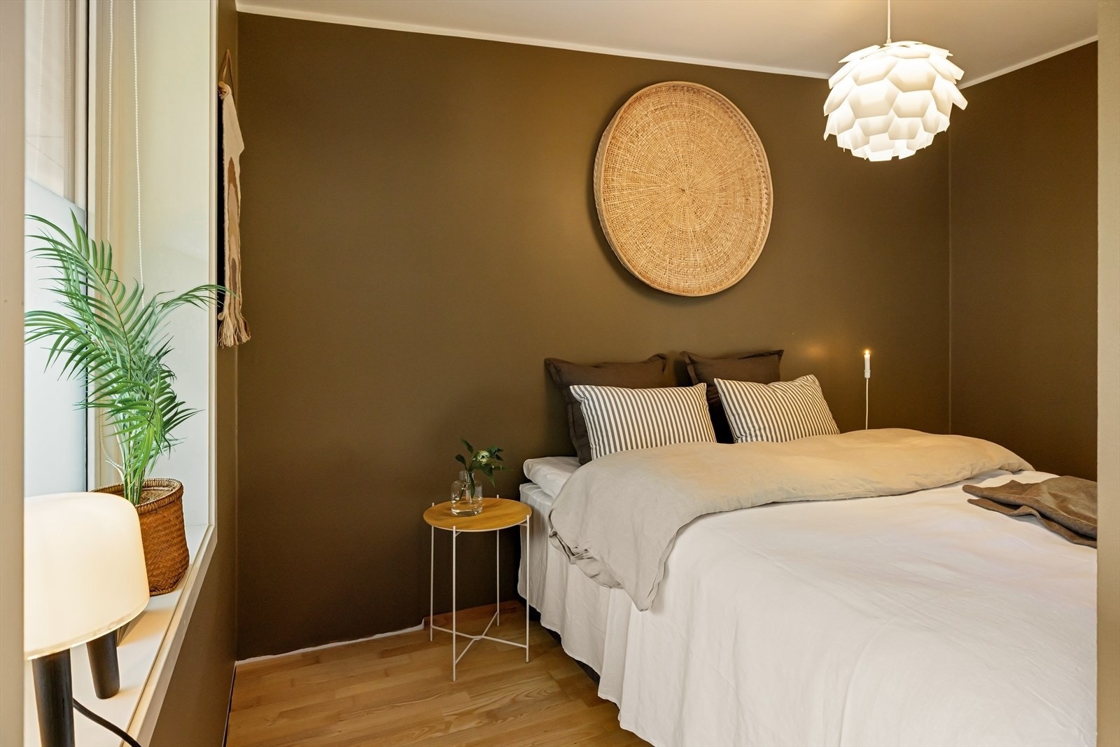 Stilrent og lekkert rom. God plass til dobbeltseng og nattbord. Galleribilde