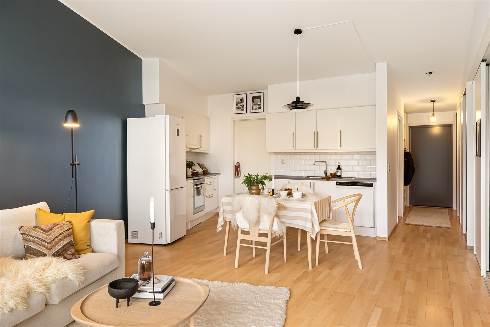 Pen og stilren kjøkkenløsning med integrert komfyr og platetopp. Galleribilde