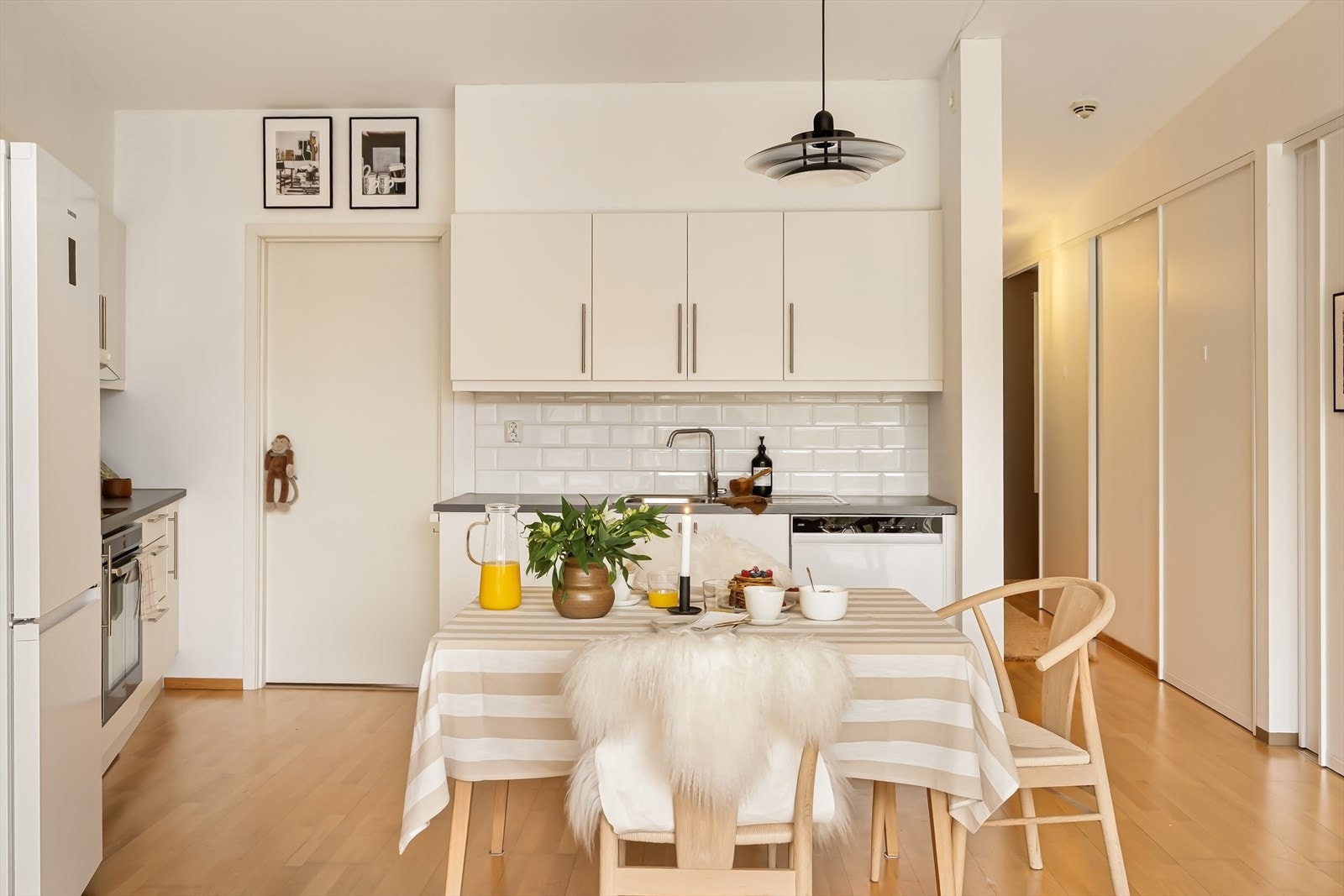 Godt med både benkeplass og oppbevaringsplass. Galleribilde