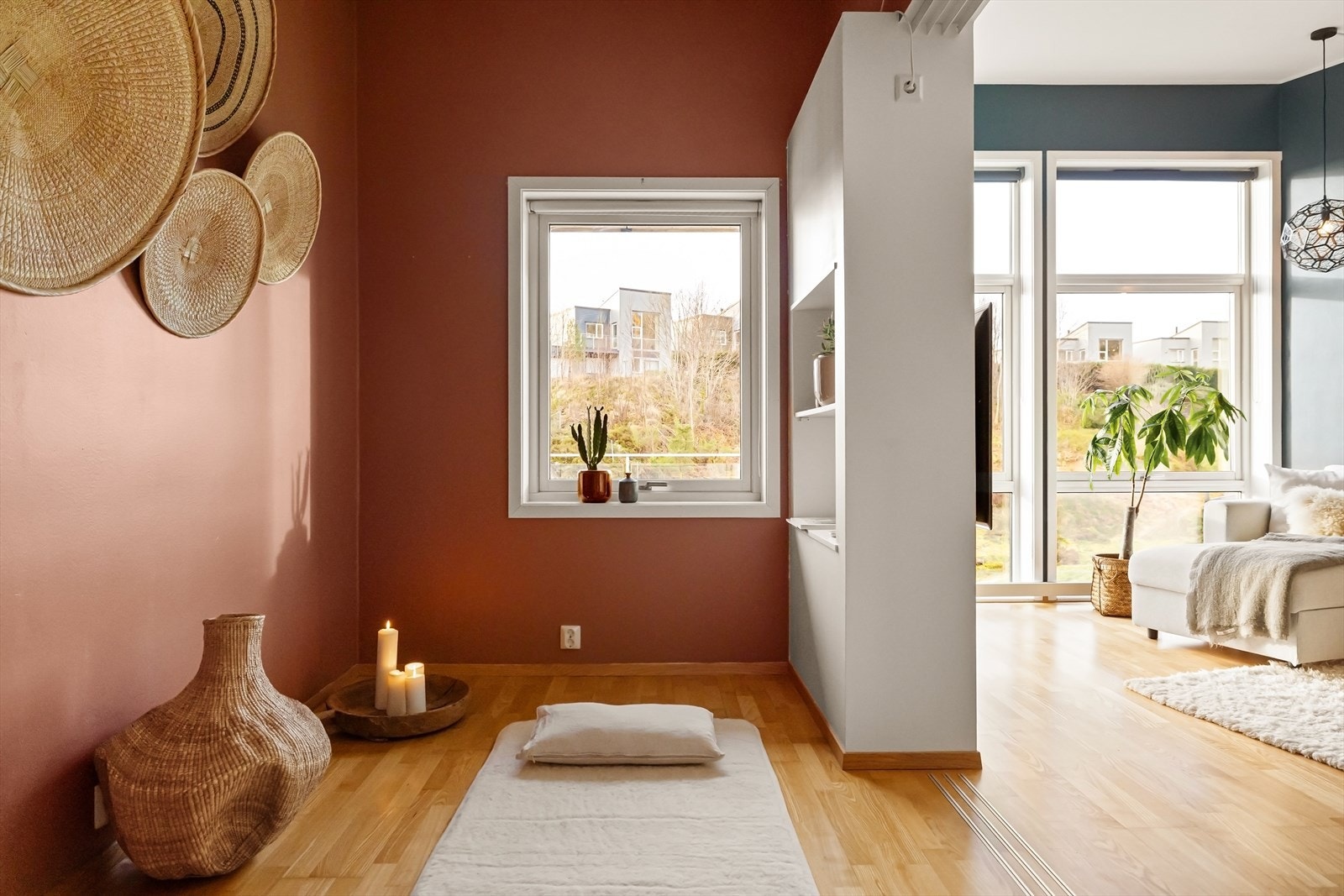 Flere nytter rommet som spisestue. Enkelt og praktisk. Galleribilde