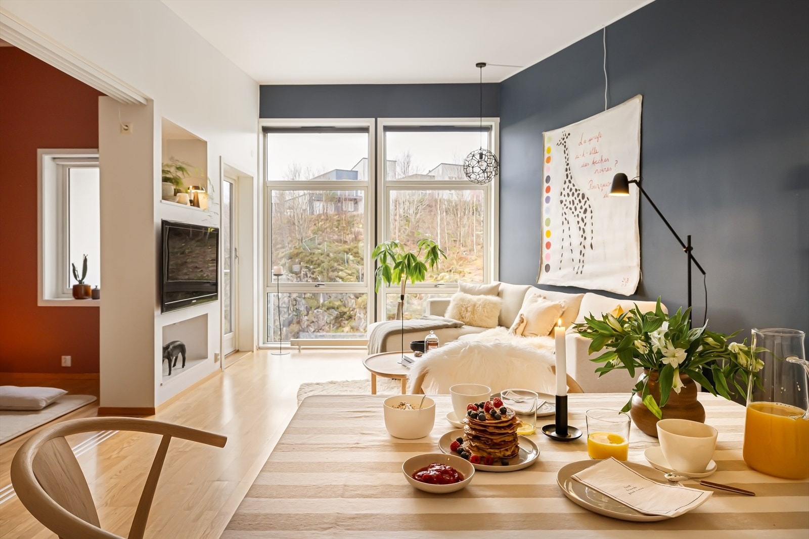 Utgang til solrik altan hvor en kan sitte å nyte deilige sommerdager. Galleribilde