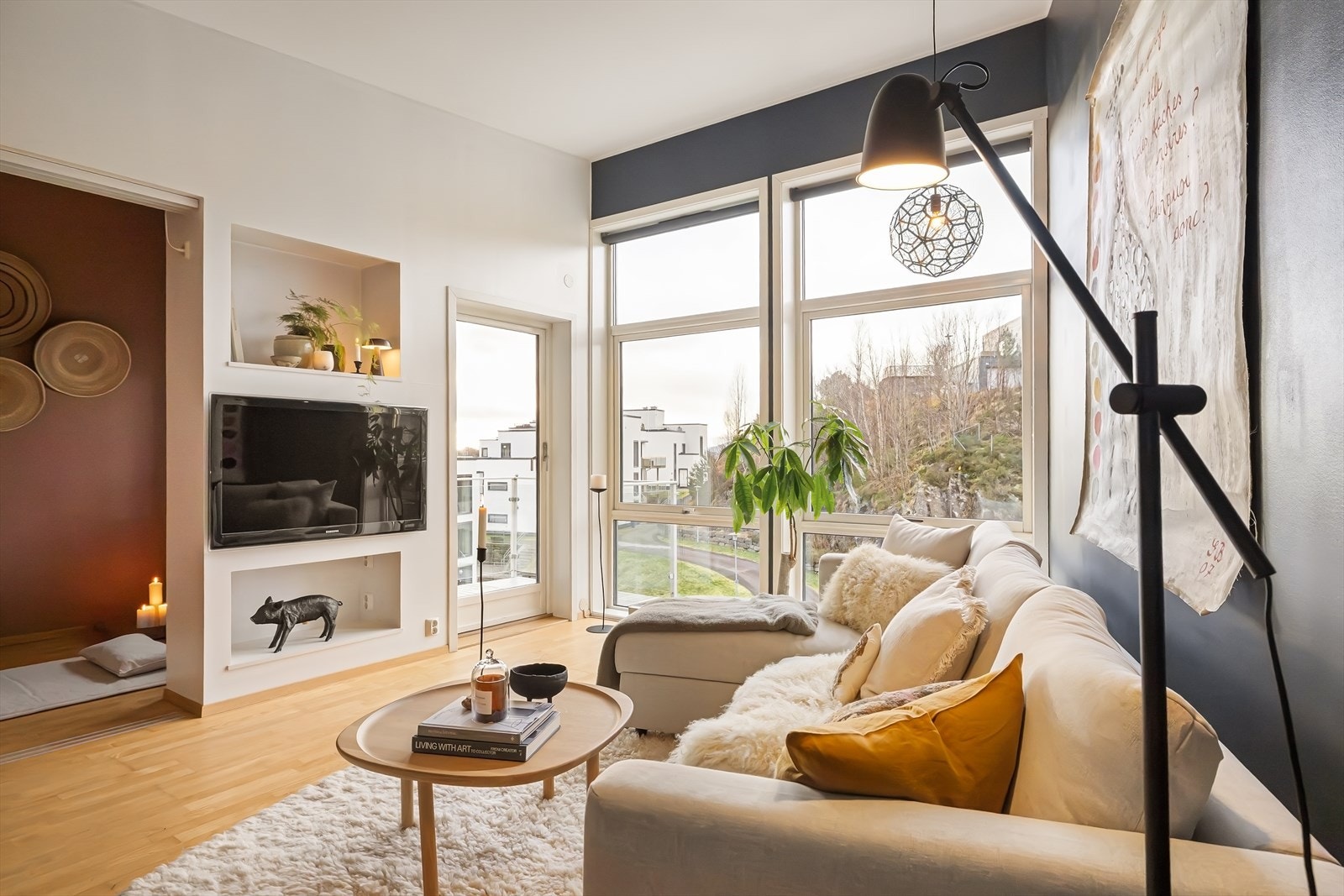 Eikeparkett på gulv. Malte slette vegger og himling. Galleribilde