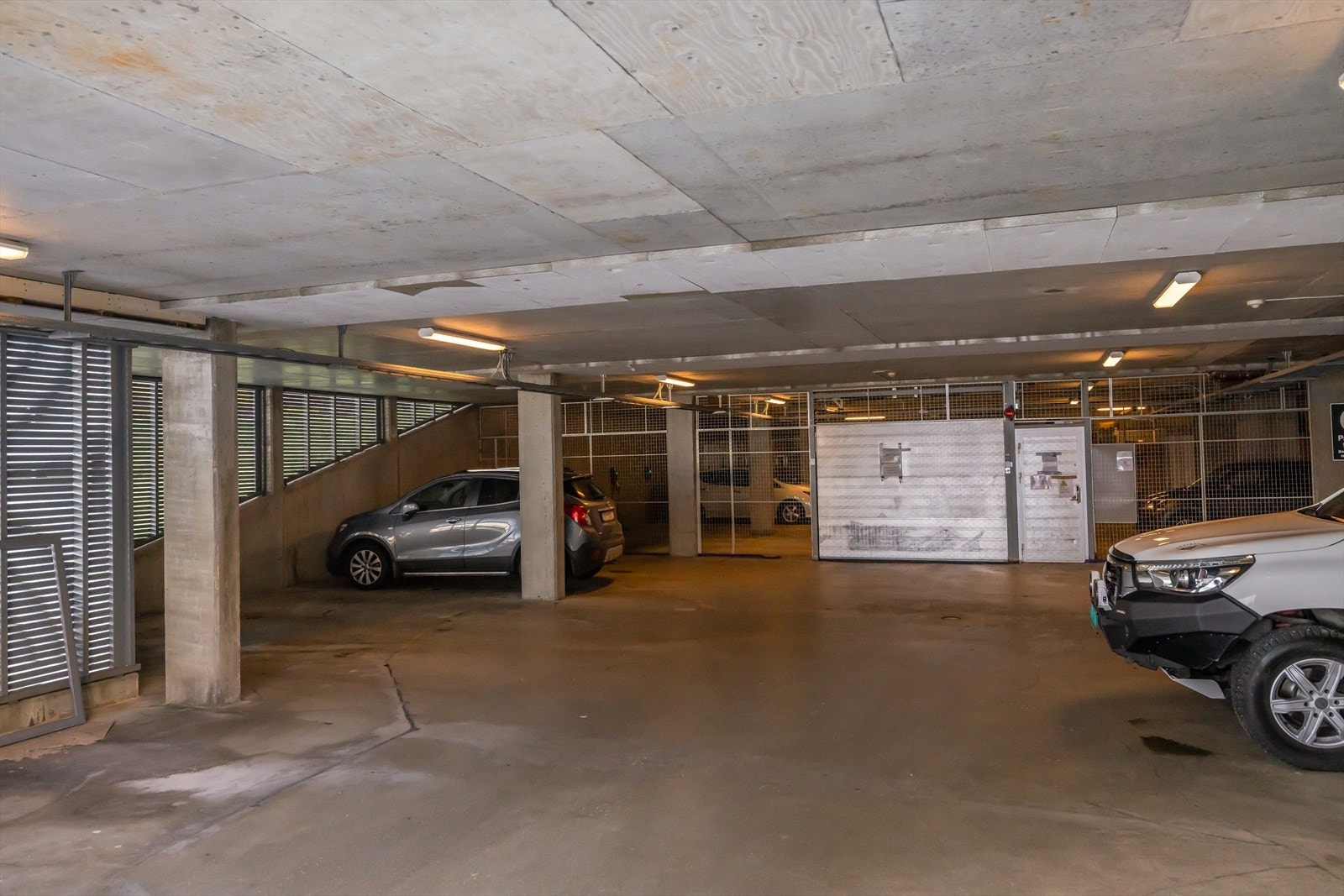 I byggets første etasje finner man garasjeannlegget. Her er det montert el-lader. Galleribilde