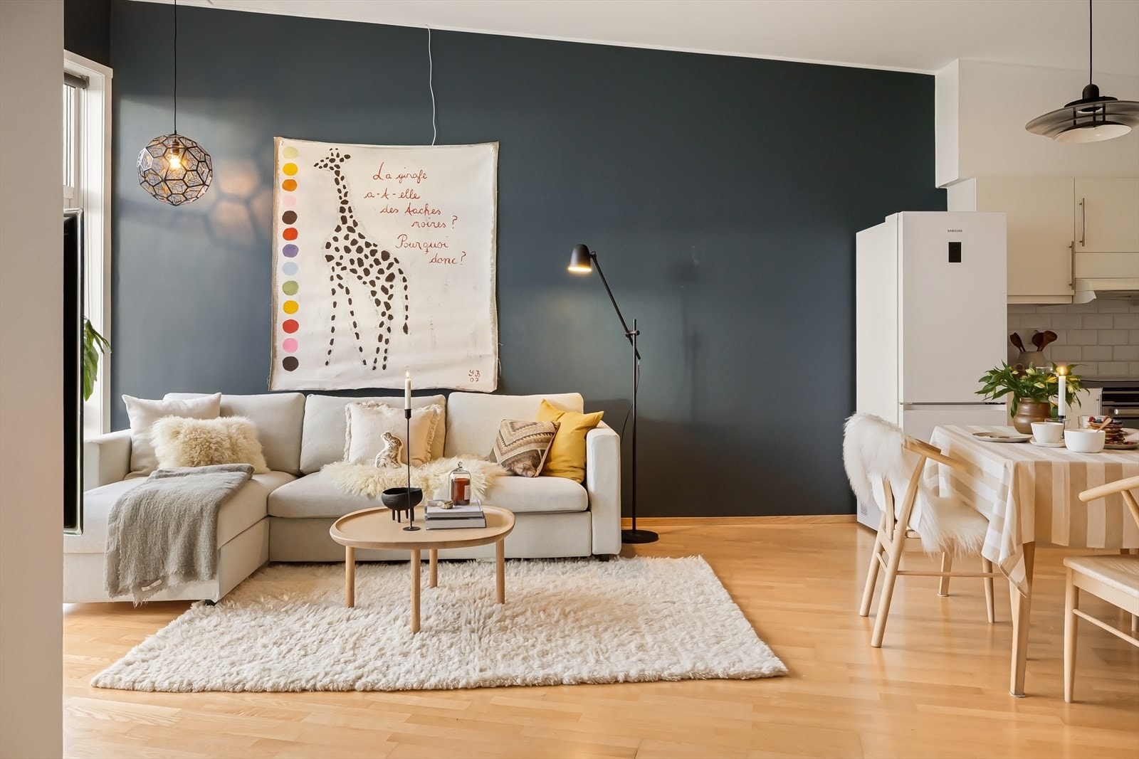 Ekstra takhøyde og store vindusflater tilfører rommet rikelig med naturlig lys, og gjør samtidig rommet ekstra luftig. Galleribilde