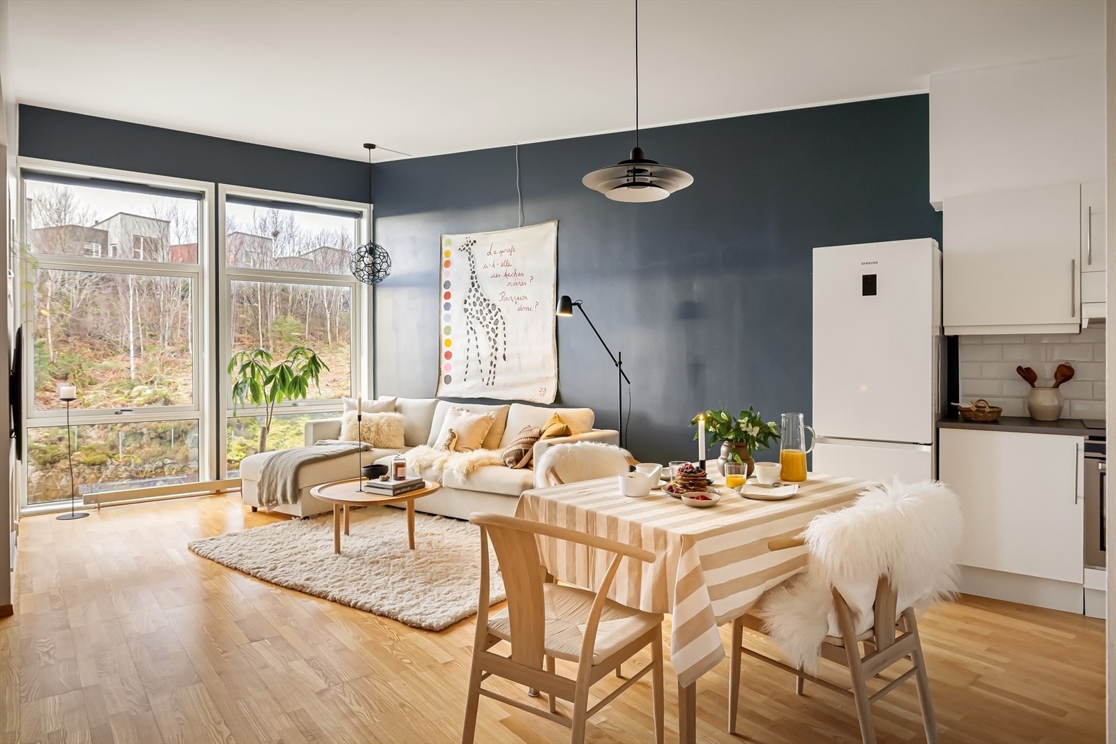 Stuen er lekker, tidsriktig og overaskende romslig. Galleribilde