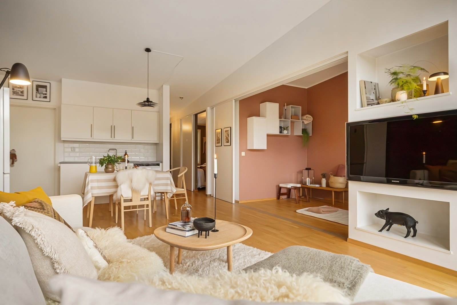 Fra stuen er det åpen løsning mot kjøkkenet. Galleribilde