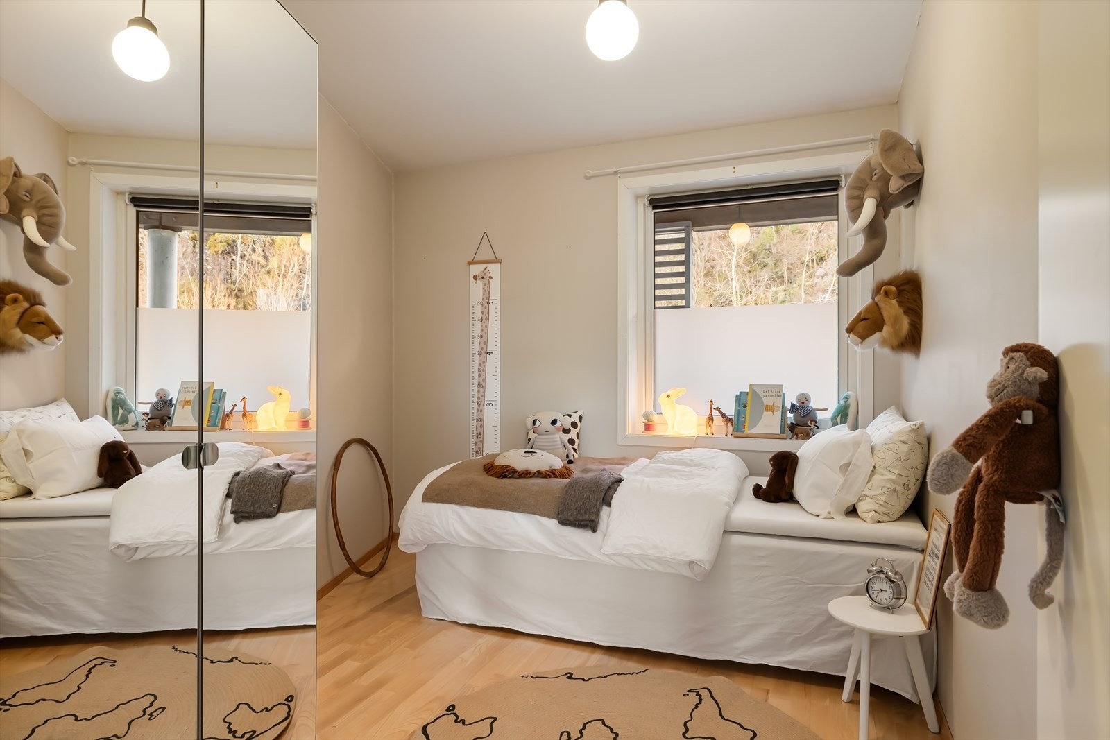 Direkte fra kjøkkenet finner man leilighetens siste soverom. Galleribilde