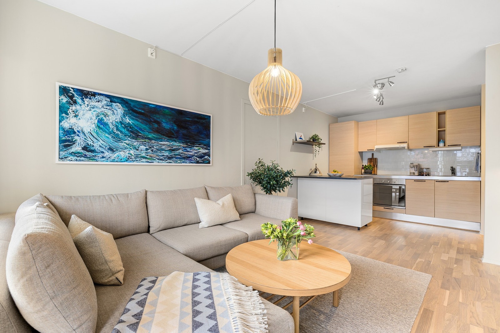 Hoveddelens oppholdsrom oppleves som lyse og romslige med store vindusflater som bidrar til rikelig med naturlig lysinnslipp. Galleribilde