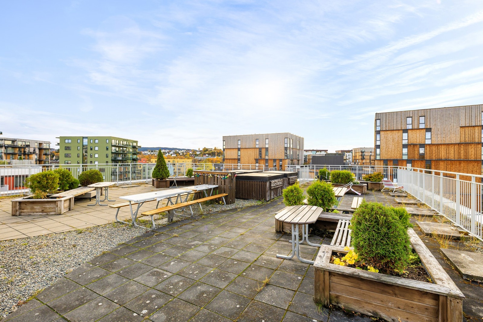 På taket av bygget disponerer borettslaget en felles terrasse. Her kan man nyte upåklagelige sol- og utsiktsforhold. Galleribilde