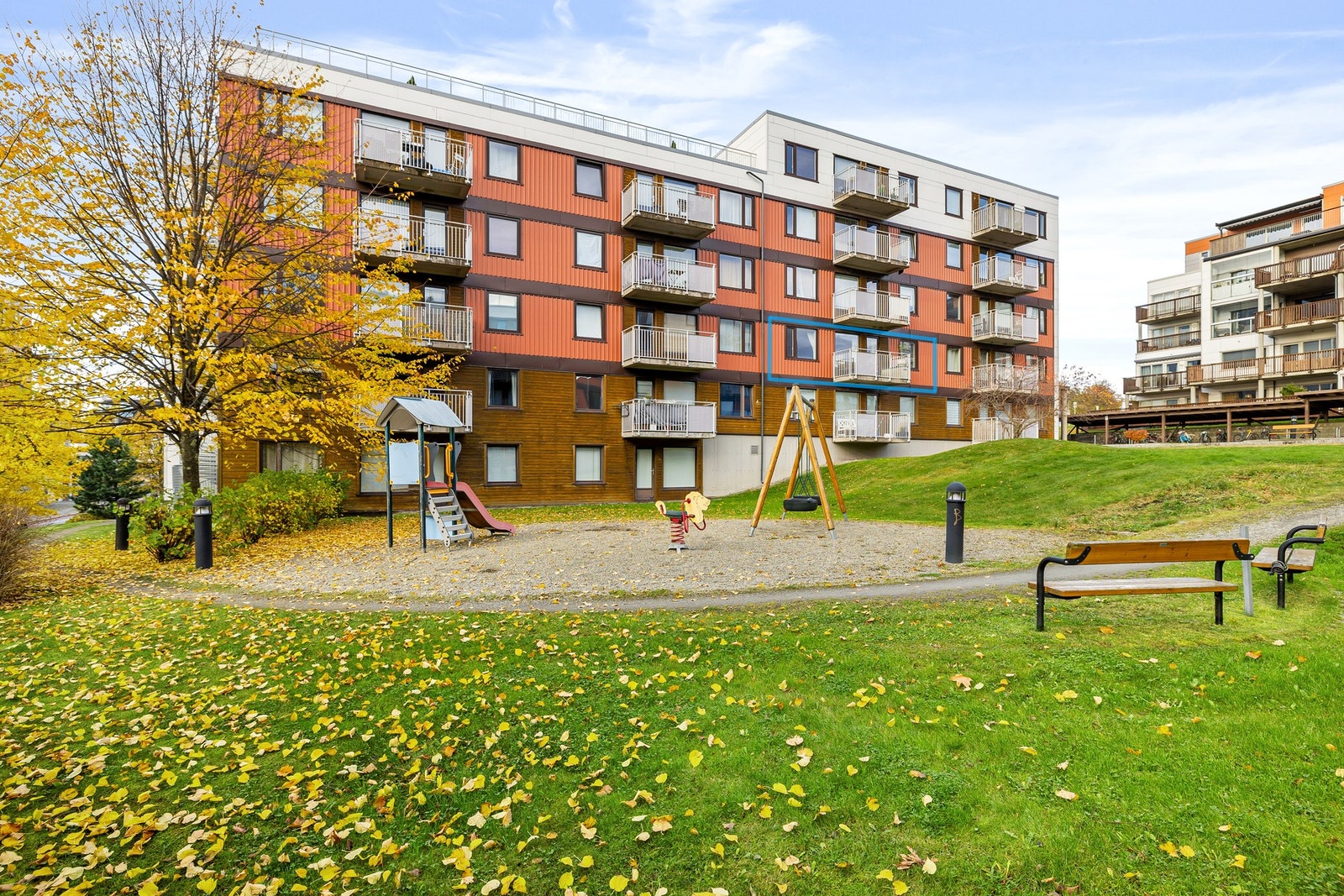 Mellom blokkene er område pent opparbeidet med grøntareal, benker, internstier og lekeapparater. Galleribilde