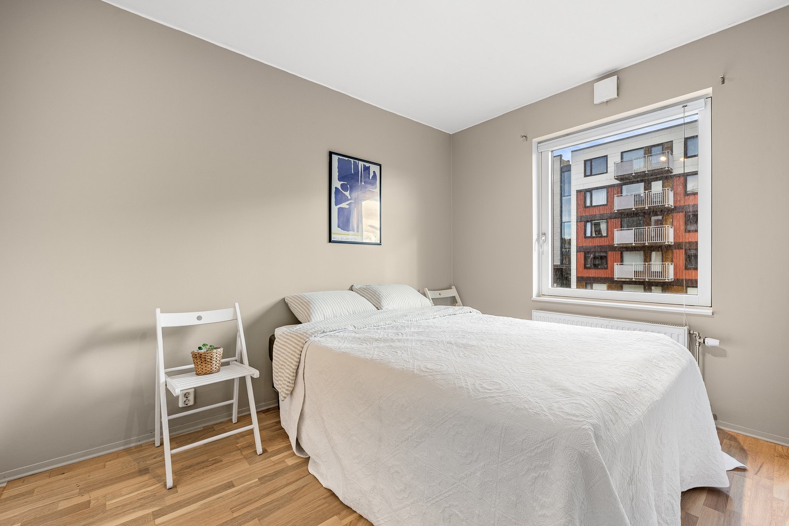 Soverommet er av den romslige sorten. Leiligheten varmes opp av vannbåren gulvvarme (fjernvarme) gjennom radiatorer, og kostnader tilknyttet dette er stipulert og inkludert i felleskostnadene. Galleribilde