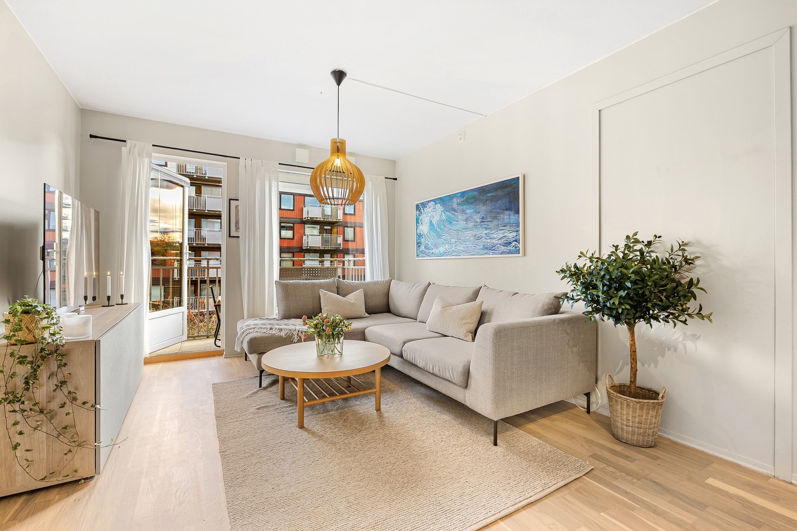 Leiligheten fremstår innbydende og innehar en åpen stue/kjøkken løsning, ett soverom, entré og bad. Galleribilde