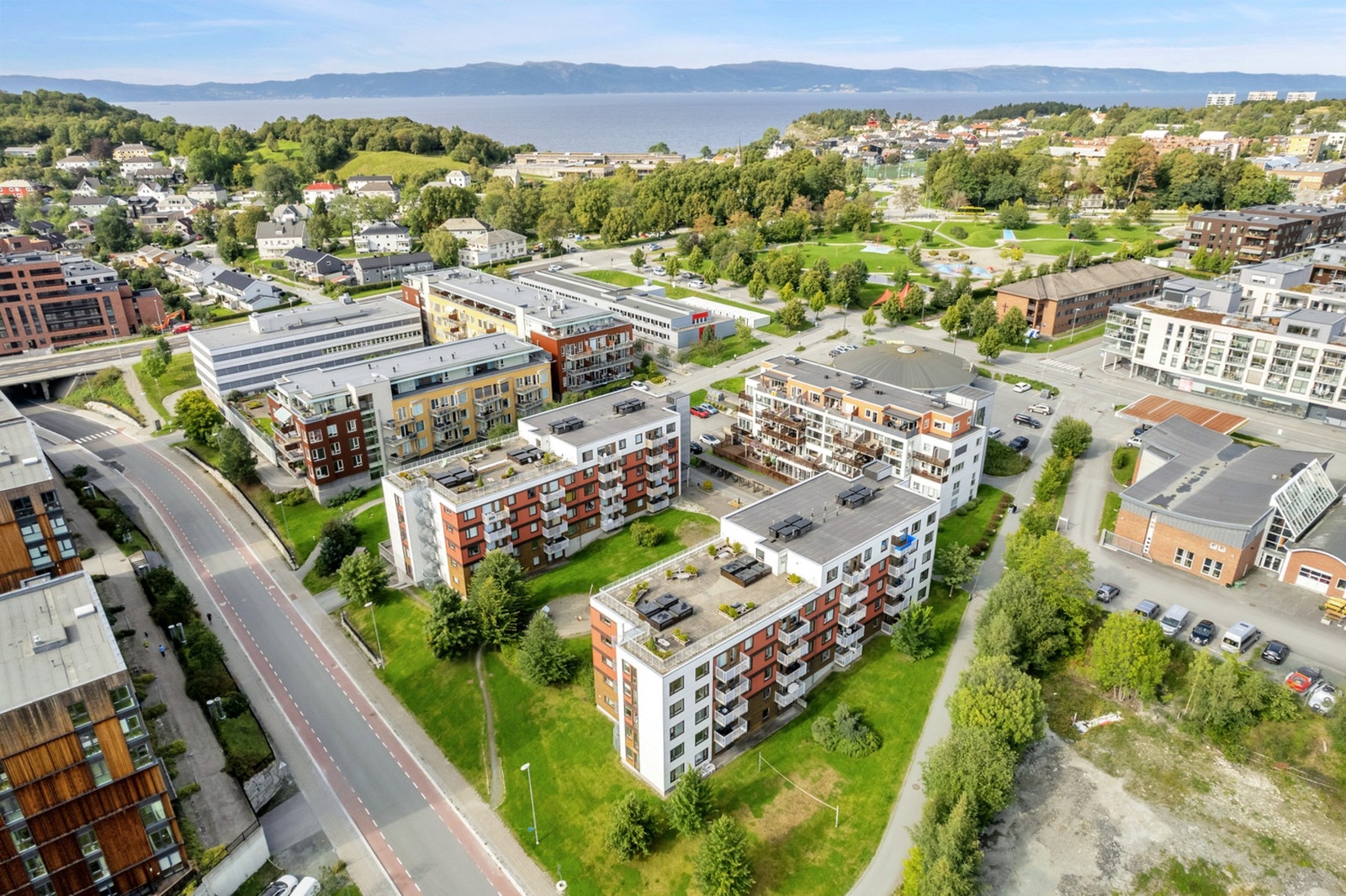 Oversiktsbilde over borettslaget og nærområdet. I umiddelbar nærhet finner du treningssentre, turmuligheter, dagligvarebutikker, apotek, bussholdeplasser, togstasjon, kjøpesentre mm. Galleribilde