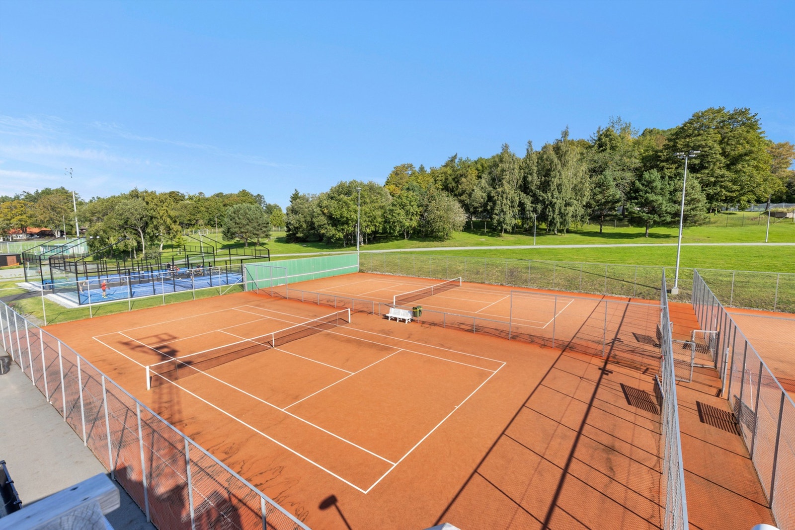 Langs Ladesletta finner du en padelbane som er åpen og gratis for alle. Området tilbyr også store grøntområder, tennisbaner, volleyballbaner, fotballbaner og mer. Galleribilde