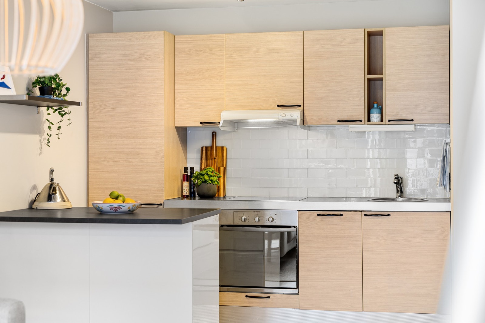 På gulvene i hoveddelen, med unntak av bad, er det lagt en flott parkett. Denne er er slipt i 2025. Galleribilde