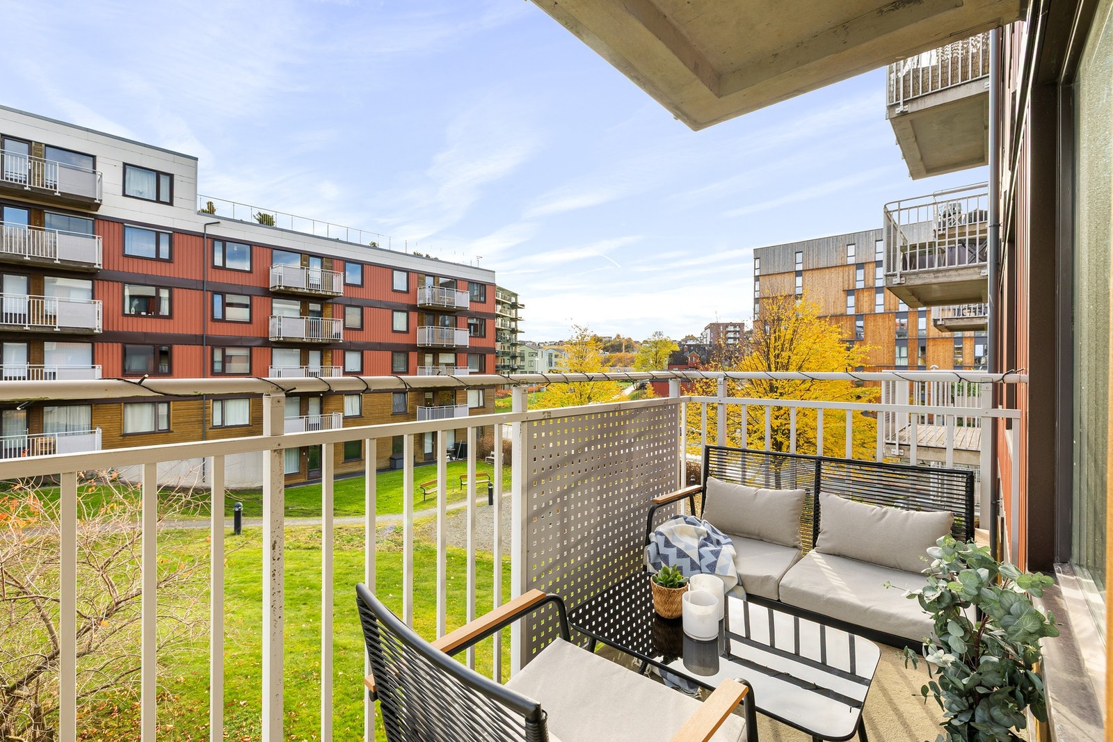 I forlengelsen av stua har du en privat balkong som er ypperlig til bruk på sommerhalvåret. I tillegg til denne disponerer borettslaget en felles takterrasse som fritt kan benyttes av andelseierne. Galleribilde